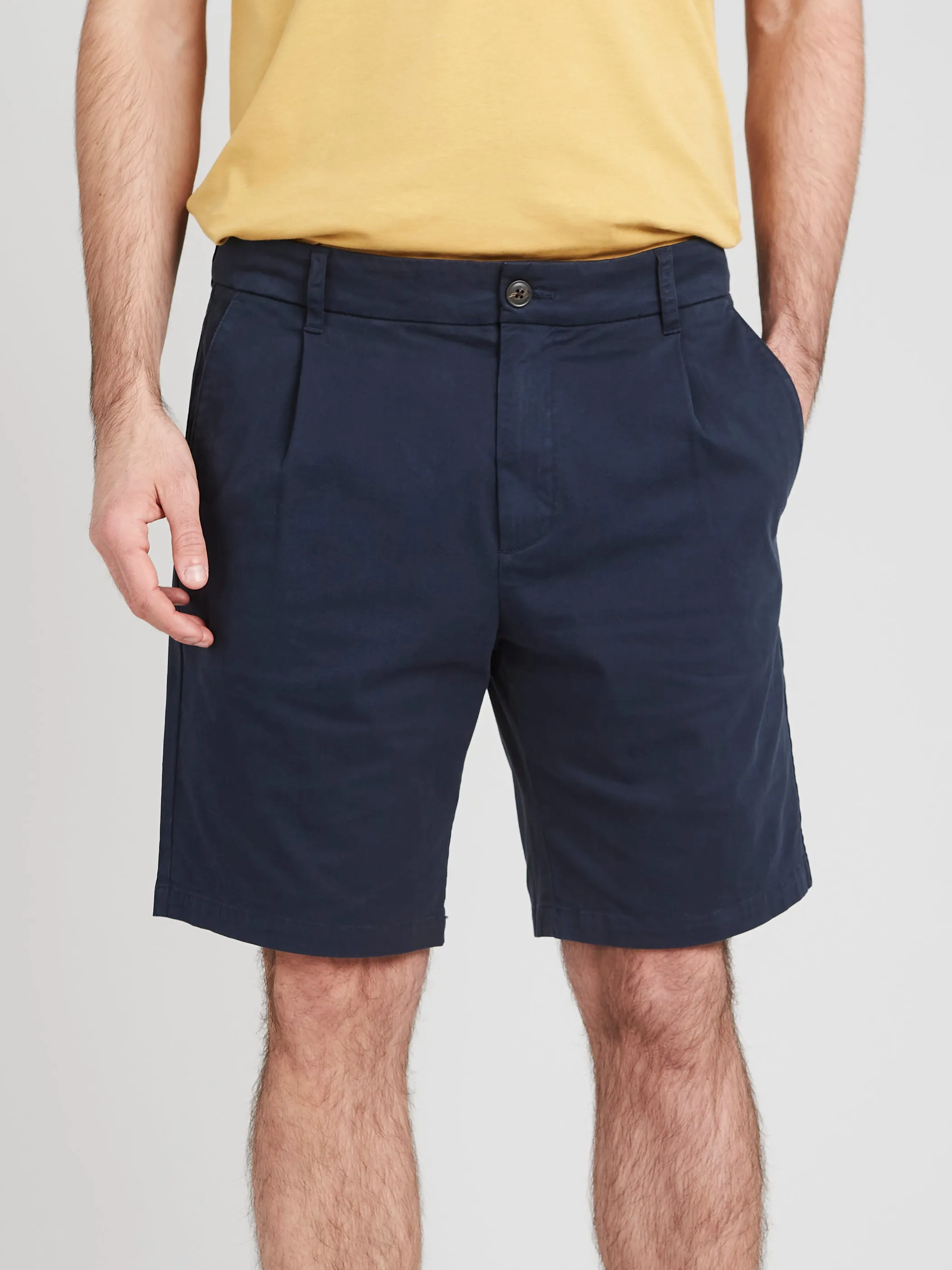 Relaxed pleat front chino short