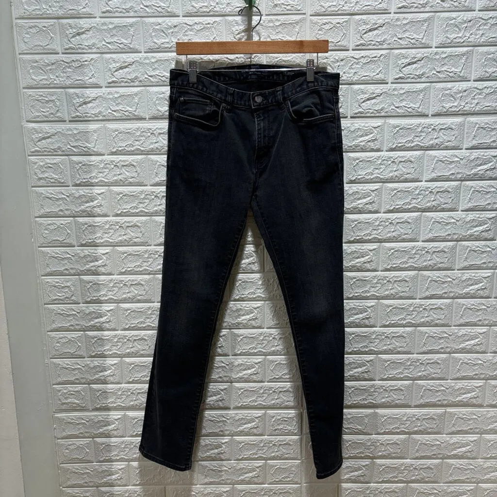 Slim Fit Traveler Jeans